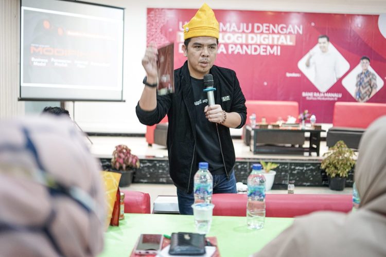 Staf khusus Menteri Hukum dan HAM, Bane Raja Manalu saat seminar kreatif UMKM di Kabupaten Batu Bara, Minggu (27/3).