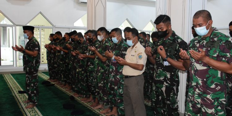 Pushidrosal saat doa bersama untuk para prajurit TNI AL yang gugur di Papua, Senin (28/3).
