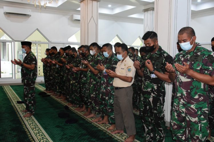 Pushidrosal saat doa bersama untuk para prajurit TNI AL yang gugur di Papua, Senin (28/3).