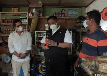 Kepala Dinas Pertanian Ketahanan Pangan dan Perikanan Dairi, Robot Simanullang saat tinjau ketersediaan pupuk, Senin (28/3).