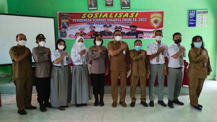 Polresta Deliserdang saat sosialisasi penerimaan anggota Polri 2022 di SMA 2 Lubuk Pakam, Senin (28/3).