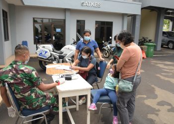 Nakes Pushidrosal saat giat vaksinasi booster bagi masyarakat umum, Senin (28/3).