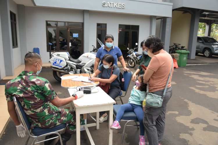 Nakes Pushidrosal saat giat vaksinasi booster bagi masyarakat umum, Senin (28/3).