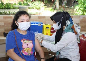 Nakes Polres Tanjungpinang saat vaksinasi masyarakat di gerai vaksin presesi, Senin (28/3).
