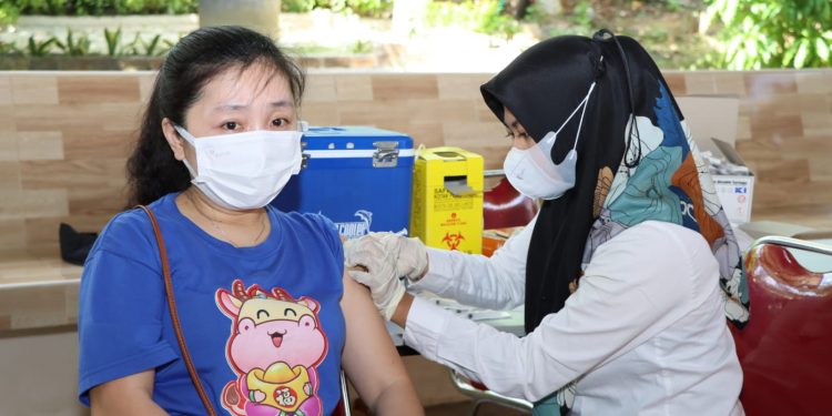 Nakes Polres Tanjungpinang saat vaksinasi masyarakat di gerai vaksin presesi, Senin (28/3).