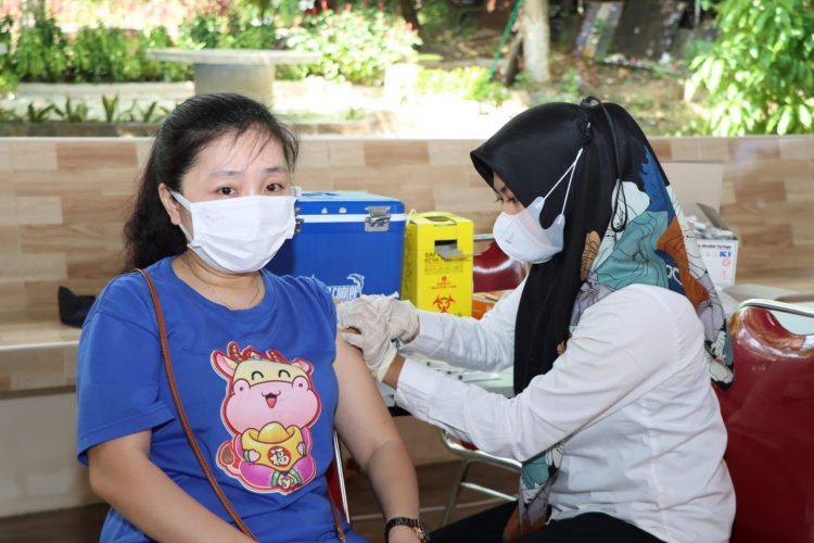 Nakes Polres Tanjungpinang saat vaksinasi masyarakat di gerai vaksin presesi, Senin (28/3).