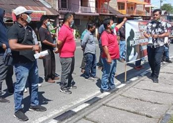 Gerakan Muda Parsadaan Pomparan Toga Sinaga Boru dohot Bere (GM PPTSB) saat unras di depan Polres Dairi, Selasa (29/3).