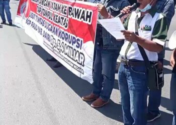 AP2AN saat orasi desak Kejari Dairi jemput paksa Bunda Paud, Selasa (29/3).