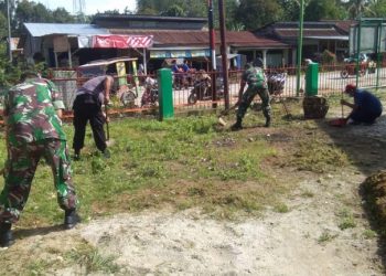 Koramil 03/ Parongil bersama warga saat bersihkan pekarangan masjid, Selasa (29/3).