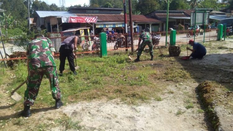 Koramil 03/ Parongil bersama warga saat bersihkan pekarangan masjid, Selasa (29/3).