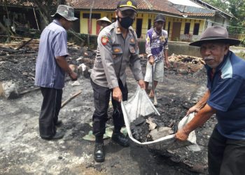 Kapolsek Sukaresik, IPTU Asep Saefulloh SH bersama masyarakat bergotongroyong bersihkan puing kebakaran, Selasa (29/3).