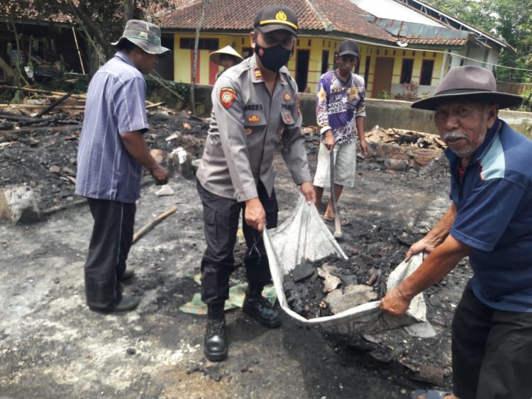 Kapolsek Sukaresik, IPTU Asep Saefulloh SH bersama masyarakat bergotongroyong bersihkan puing kebakaran, Selasa (29/3).