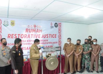 Bupati Dairi, Dr. Eddy KA Berutu bersama Kajari Dairi dan forkoimda saat meresmikan Rumah RJ, Selasa (29/3).