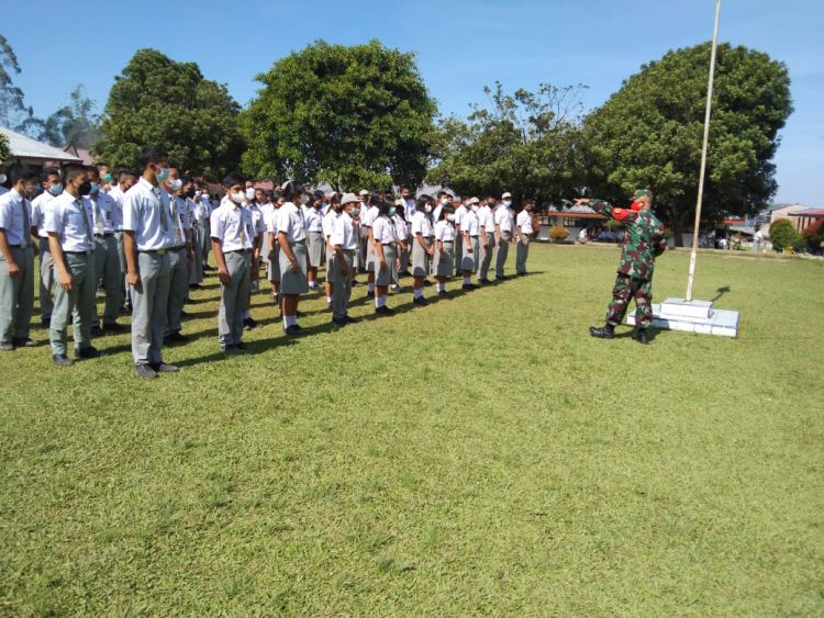 Babinsa 01/ Sumbul, Serda Jasa Ranto Simamora saat latih siswa PBB, Rabu (30/3).