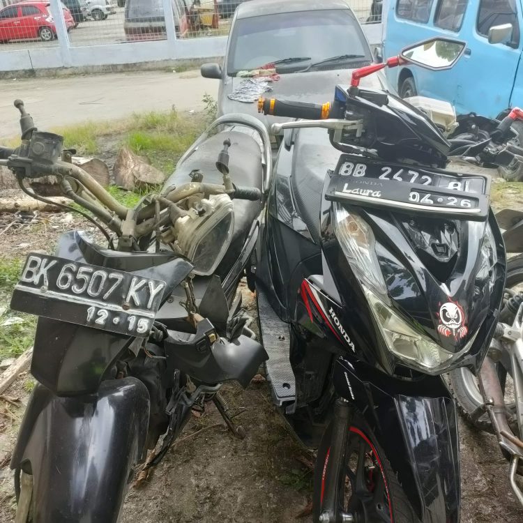 Kondisi kedua unit sepeda motor saat diamankan Lakalantas Polres Taput di TKP, Rabu (30/3).