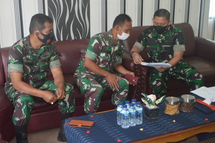 Dandim 0206/Dairi, Letkol Inf Ridawan Budi Sulistyawan SIP didampingi Pabung 0206/Dairi, Mayor Inf  Maruatal  Manurung dan perwira Seksi Teritorial Letda Inf J. Maibang saat sambut kunker Pabandia Wanwil Sterdam I/BB, Mayor Inf  Puguh Prasetya, Kamis (31/3).