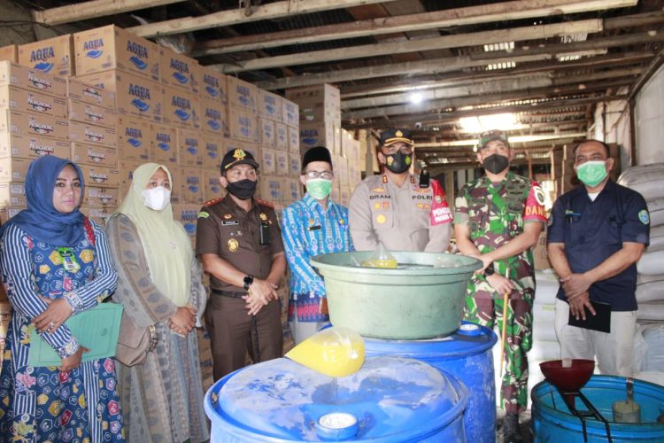 Dandim 0108/Agara Letkol Inf Robbi Firdaus SE, M.Si, Kapolres Agara AKBP Bramanti Agus Suyono SH, SIK, MH, Kajari Kutacane Syaifullah SH, MH, Asisten II Setdakab Agara Zulkarnain SE, Asisten III Setdakab Agara Drs. Sudirman M.Pd, Wakapolres Agara Kompol Ichsan Pradita SE, MM, Para Kepala OPD jajaran Pemerintah Kabupaten Aceh Tenggara saat cek harga sembako, Jumat (1/4).