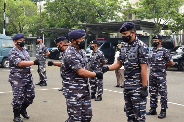 Danpushidrosal, Laksamana Madya TNI Nurhidayat saat pimpin upacara kenaikan pangkat personel Pushidrosal baik Perwira, Bintara, Tamtama dan PNS, Jumat (1/4/2022).