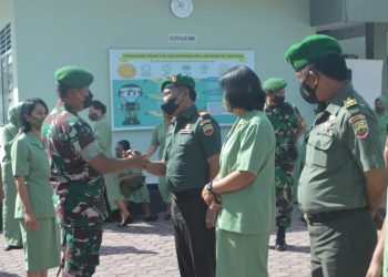 Dandim 0206/ Dairi, Letkol Arh Ridwan Budi Sulistyawan saat pimpin langsung upacara kenaikan pangkat prajurit, Jumat (1/4).