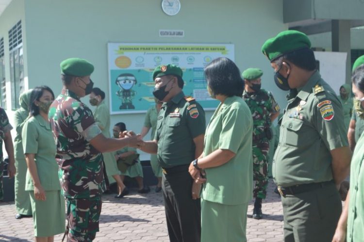 Dandim 0206/ Dairi, Letkol Arh Ridwan Budi Sulistyawan saat pimpin langsung upacara kenaikan pangkat prajurit, Jumat (1/4).