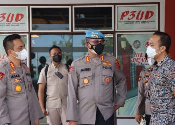 Kabid Propam Polda Sumut, Kombes Pol Joas Feriko Panjaitan SIK bersama Kapolresta Deliserdang, Kombes Pol Irsan SInuhaji SIK, MH saat gebyar vaksinasi massal, Jumat (1/4).