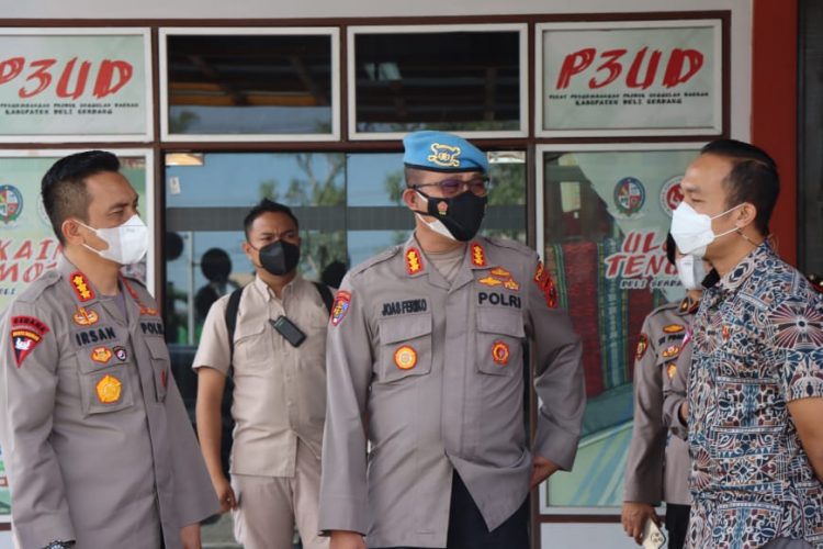 Kabid Propam Polda Sumut, Kombes Pol Joas Feriko Panjaitan SIK bersama Kapolresta Deliserdang, Kombes Pol Irsan SInuhaji SIK, MH saat gebyar vaksinasi massal, Jumat (1/4).