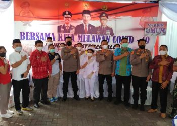 Wakapolda Sumut Brigjen. Pol. Dr. H. Dadang Hartanto SH, SIK, M.Si dan Kabid Propam Polda Sumut Kombes Pol. Joas Feriko Panjaitan SIK didampingi Kapolresta Deliserdang Kombes Pol Irsan Sinuhaji SIK, MH bersama tim vaksinator saat giat vaksinasi massal, Kamis (31/3).