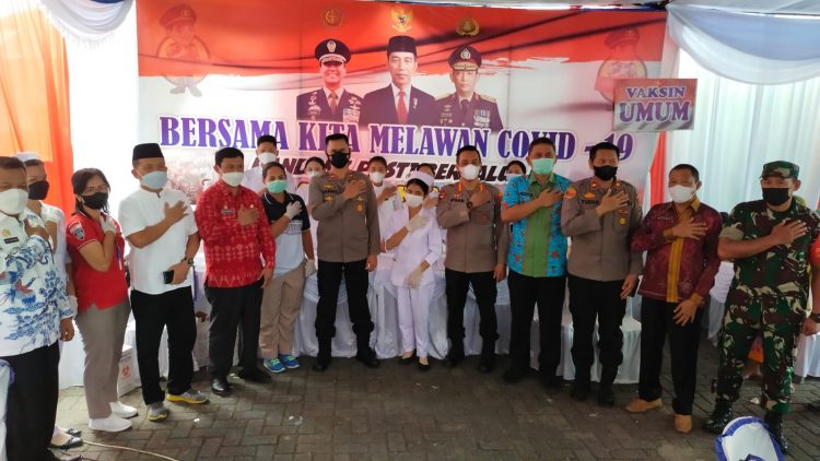 Wakapolda Sumut Brigjen. Pol. Dr. H. Dadang Hartanto SH, SIK, M.Si dan Kabid Propam Polda Sumut Kombes Pol. Joas Feriko Panjaitan SIK didampingi Kapolresta Deliserdang Kombes Pol Irsan Sinuhaji SIK, MH bersama tim vaksinator saat giat vaksinasi massal, Kamis (31/3).