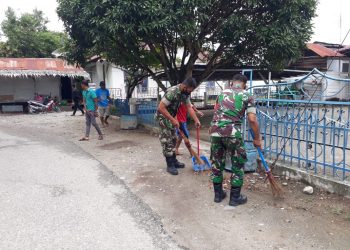TNI bersama warga Aceh Tenggara saat bersihkan masjid, Sabtu (2/4).