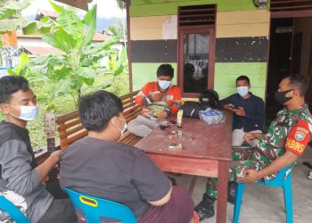 Babinsa Posramil Tanoh Alas jajaran Kodim 0108/ Agara, Serda Basri saat komsos bersama warga, Sabtu (2/4).