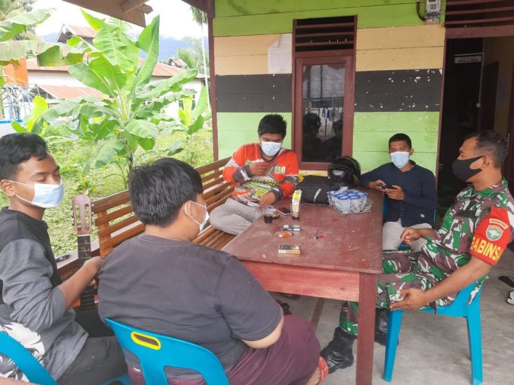 Babinsa Posramil Tanoh Alas jajaran Kodim 0108/ Agara, Serda Basri saat komsos bersama warga, Sabtu (2/4).