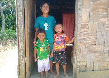 Tiromaida Sagala bersama dua anaknya, Sabtu (2/4).