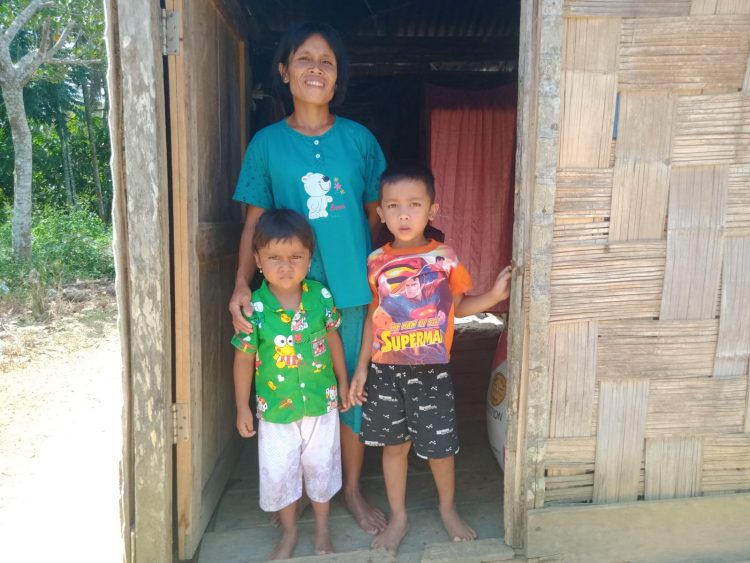 Tiromaida Sagala bersama dua anaknya, Sabtu (2/4).