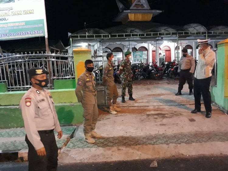 Babinsa 01/ Sumbul, Kopda Wandi Sitorus bersama Babinkamtibmas Pegagan Julu I, Bripka Sitanggang saat patroli sholat tarawih, Minggu (3/4).