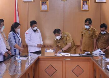 Bupati Dairi, Eddy Berutu saat tanda tangani surat penyerahan hibah sebidang tanah kepada KPU Dairi, Senin (4/4).