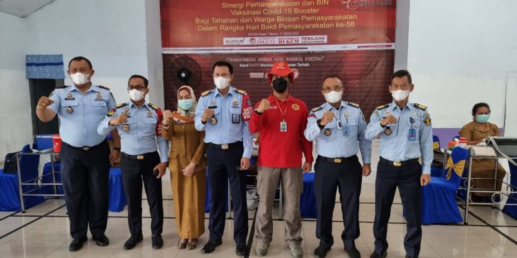 BIN Daerah Provinsi Sumut bersama Kemenkumham saat gelar vaksinasi bagi warga binaan, Senin (4/4).