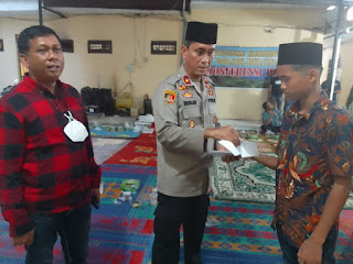 Kapolsek Delitua, Kompol Zulkifli Harahap yang didamping Kanit Reskrim IPTU Irwanta Sembiring dan Panit Reskrim IPTU Syawal Sitepu serta personel Polsek Delitua saat buka bersama anak yatim piatu, Senin (4/4).