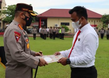 Kapolresta Deliserdang, Kombes Pol Irsan Sinuhaji SIK, MH saat menyerahkan penghargaan kepada personil, Senin (4/4).