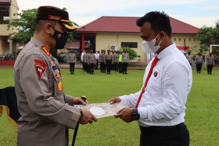 Kapolresta Deliserdang, Kombes Pol Irsan Sinuhaji SIK, MH saat menyerahkan penghargaan kepada personil, Senin (4/4).