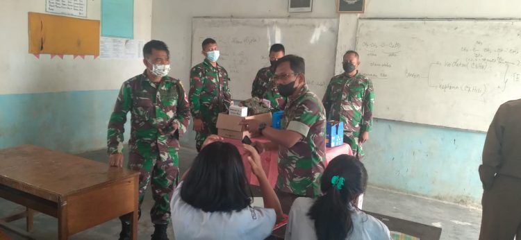 Vaksinasi booster oleh Kodim 0206/ Dairi di SMAN 1 Parbuluan Dairi, Selasa (5/4).