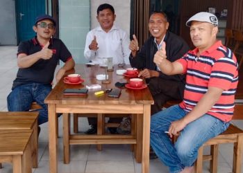 Prof. Yusuf Leonard Henuk bersama rekan media dan aktifis saat bincang bincang di Tarutung, Selasa (5/4).