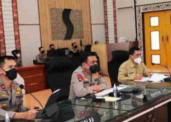 Kapolda Sumut, Irjen. Pol. RZ Panca Putra Simanjuntak saat pimpin rapat pendistribusian minyak goreng, Senin (4/4).