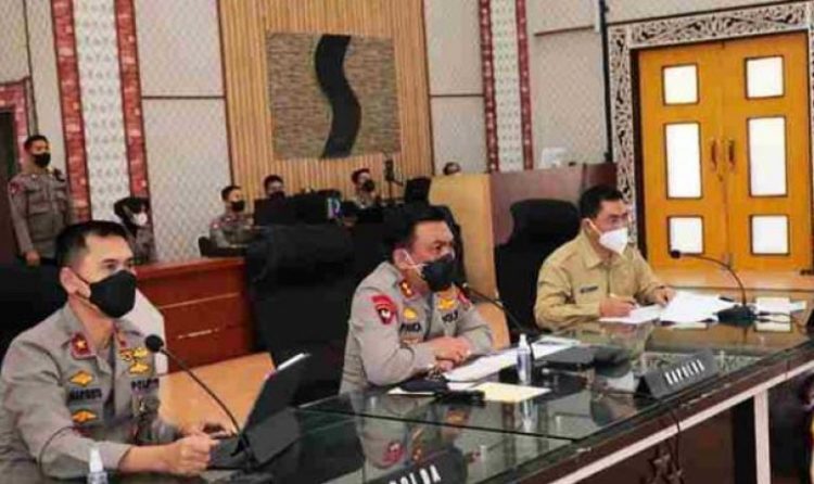 Kapolda Sumut, Irjen. Pol. RZ Panca Putra Simanjuntak saat pimpin rapat pendistribusian minyak goreng, Senin (4/4).