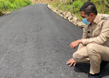 Wakil Bupati Dairi, Jimmy Lukita Sihombing saat tinjau proyek hotmix jalan penghubung Silalahi - Binagara, Rabu (6/4).
