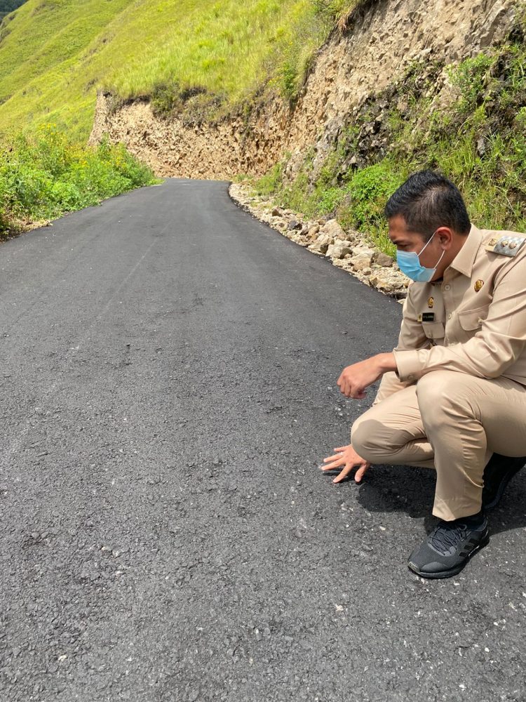Wakil Bupati Dairi, Jimmy Lukita Sihombing saat tinjau proyek hotmix jalan penghubung Silalahi - Binagara, Rabu (6/4).