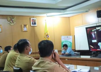 Bupati Dairi, Eddy KA Berutu saat mengikuti evaluasi akuntabilitas kinerja dan pelaksanaan reformasi birokrasi instansi Pemerintah Provinsi dan Kabupaten/ Kota, Selasa (5/4).