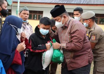 Bupati Dairi, Eddy Berutu saat buka puasa bersama warga dan bagi tali asih, Selasa (5/4).