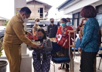 Bupati Dairi, Eddy KA Berutu saat serahkan bantuan kepada warga, Selasa (5/4).