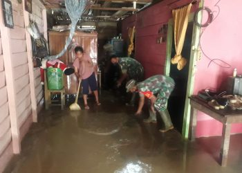 Pelda Dedi Cahyadi, Danposramil Babul Makmur bersama jajaran saat bantu evakuasi rumah warga terendam banjir, Kamis (7/4).