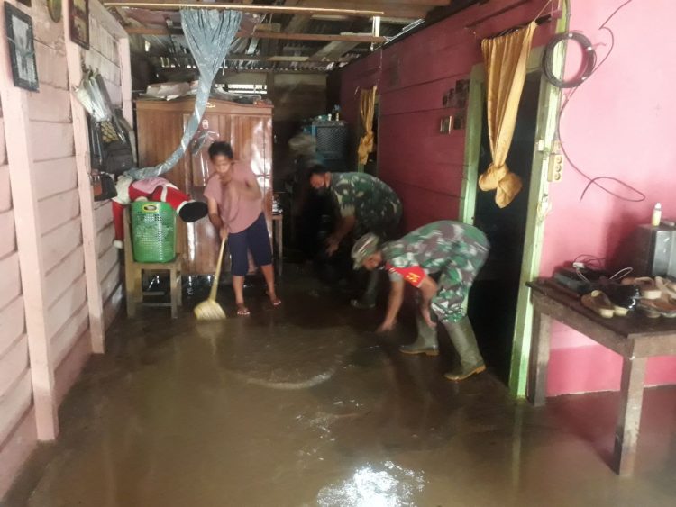 Pelda Dedi Cahyadi, Danposramil Babul Makmur bersama jajaran saat bantu evakuasi rumah warga terendam banjir, Kamis (7/4).